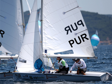 Raul Rios (PUR) Climbs The Ladder At Perth 2011